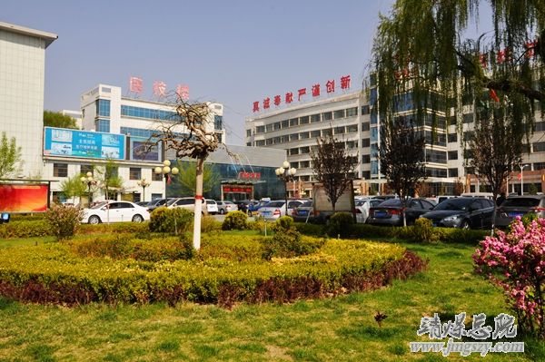 營造綠色就醫環境__建設和諧美麗醫院_———醫務人員義務勞動綠化美化醫院環境