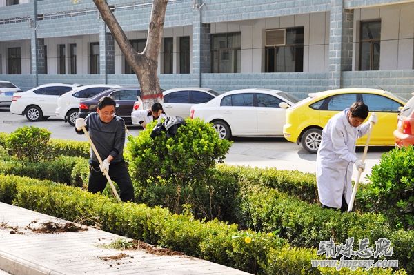 營造綠色就醫環境__建設和諧美麗醫院_———醫務人員義務勞動綠化美化醫院環境