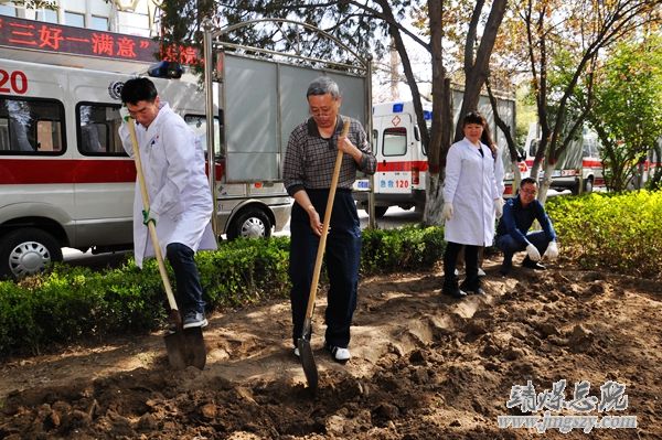 營造綠色就醫環境__建設和諧美麗醫院_———醫務人員義務勞動綠化美化醫院環境