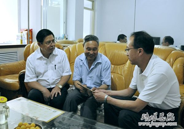 集團公司副總張世俊走訪慰問總醫院困難老黨員