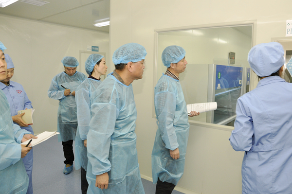 甘肅省衛生計生委專家組蒞臨我院檢查驗收靜脈配液中心