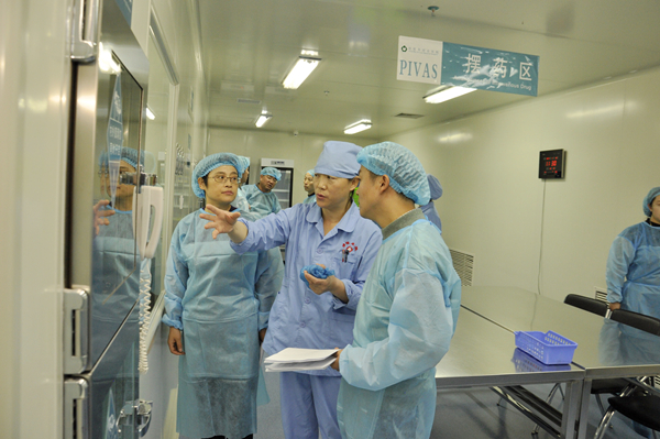 甘肅省衛生計生委專家組蒞臨我院檢查驗收靜脈配液中心