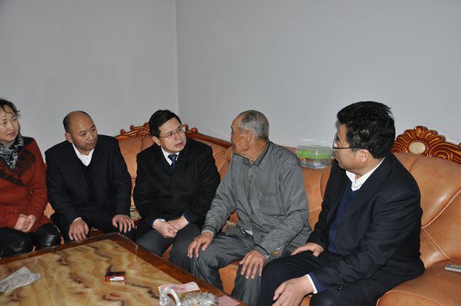靖煤集團公司總醫院開展節前慰問離退休及困難職工活動