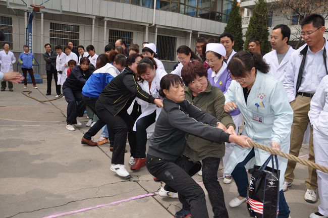靖煤集團公司總醫院舉辦慶“五一”職工拔河比賽