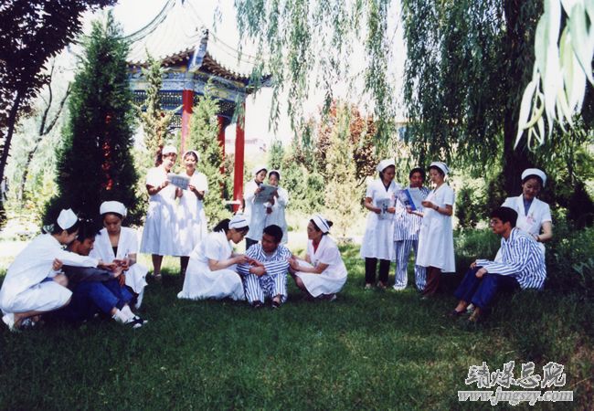 郁郁蒼翠點(diǎn)點(diǎn)花，青青松柏護(hù)愛芽_白衣天使溫暖手，灑向人間愛無暇